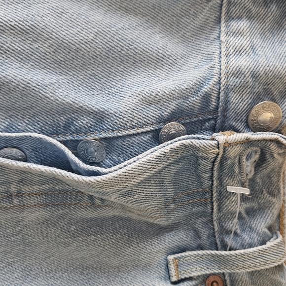 Euc womens LEVI'S SHORTS - Picture 2 of 4